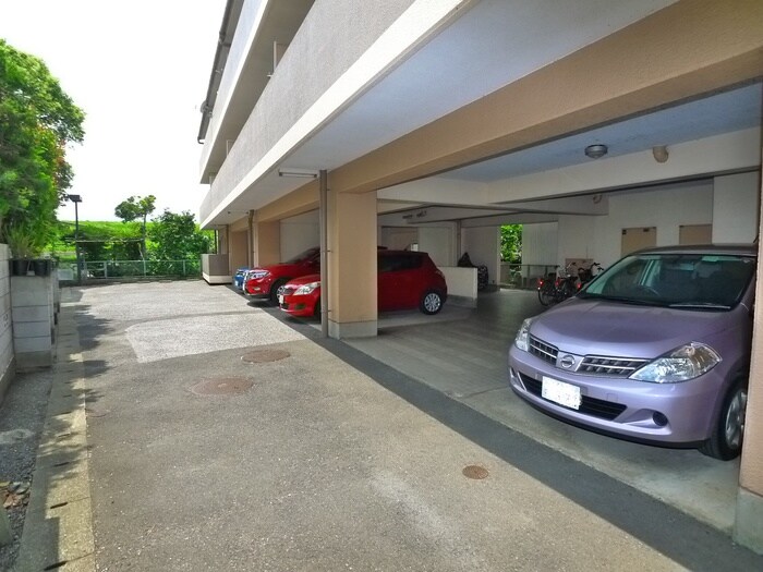 物件外観写真5　(駐車場)