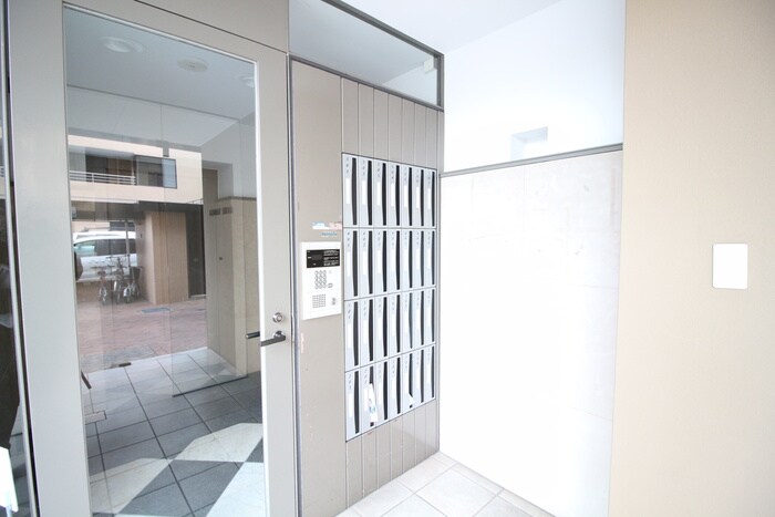 物件外観写真3　(エントランス部分)