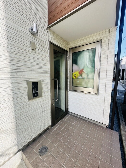 物件外観写真2　(エントランス部分)