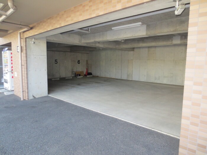 物件外観写真4　(駐車場)