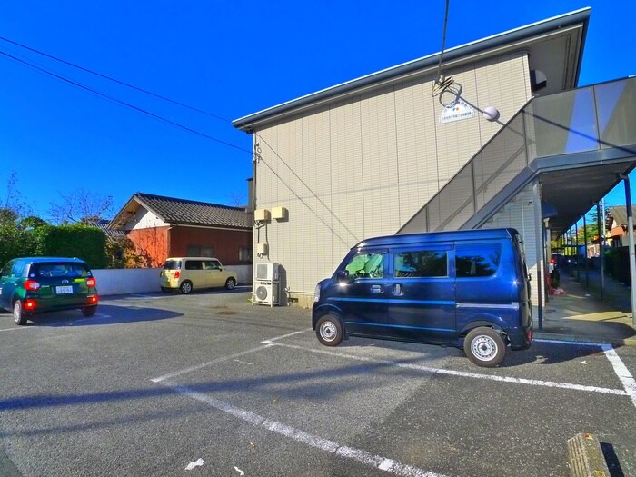 物件外観写真2　(駐車場)