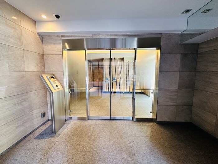 物件外観写真3　(エントランス部分)