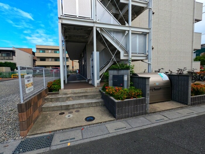 物件外観写真3　(エントランス部分)