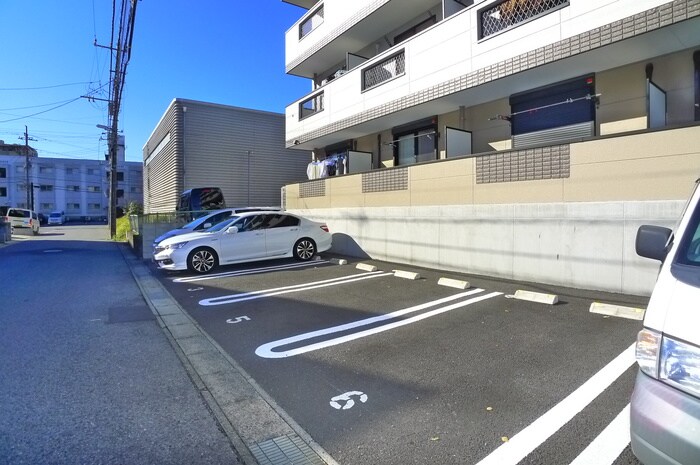 物件外観写真6　(駐車場)