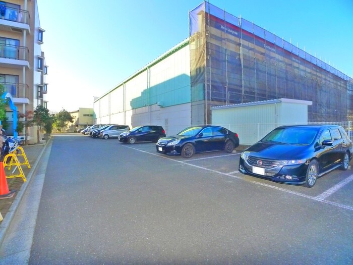 物件外観写真3　(駐車場)