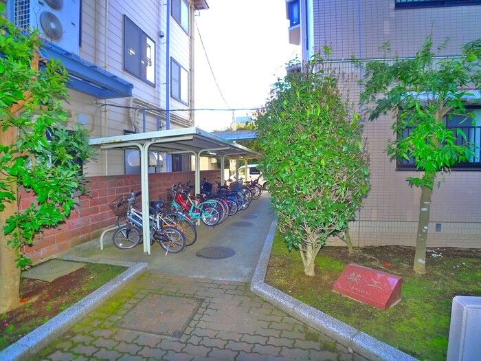 物件外観写真4　(駐輪場)