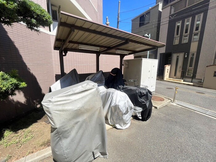 物件外観写真5　(バイク置き場)