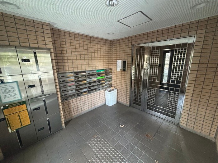 物件外観写真3　(エントランス部分)