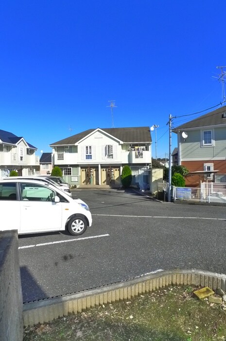 物件外観写真3　(駐車場)