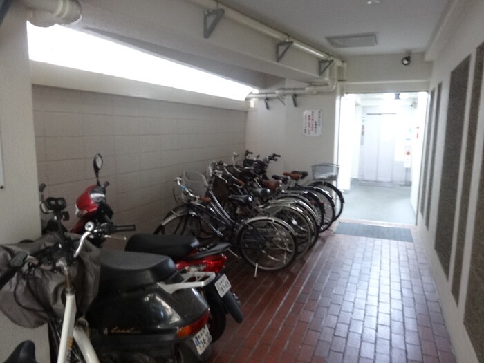 物件外観写真3　(駐輪場)