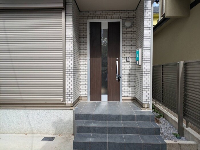 物件外観写真4　(エントランス部分)