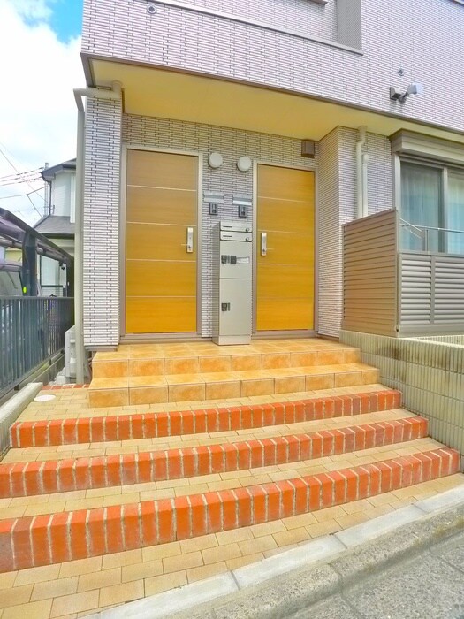 物件外観写真3　(エントランス部分)