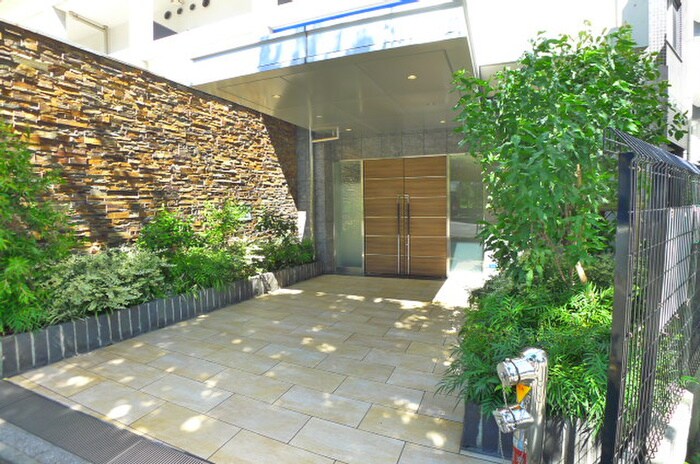 物件外観写真3　(エントランス部分)