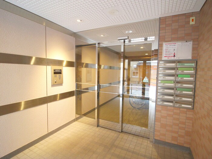 物件外観写真3　(エントランス部分)