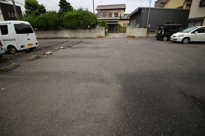 物件外観写真5　(駐車場)
