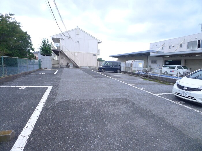 物件外観写真2　(駐車場)