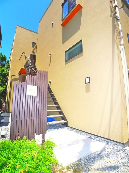 物件外観写真2　(エントランス部分)