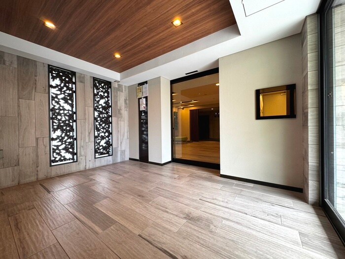 物件外観写真4　(エントランス部分)