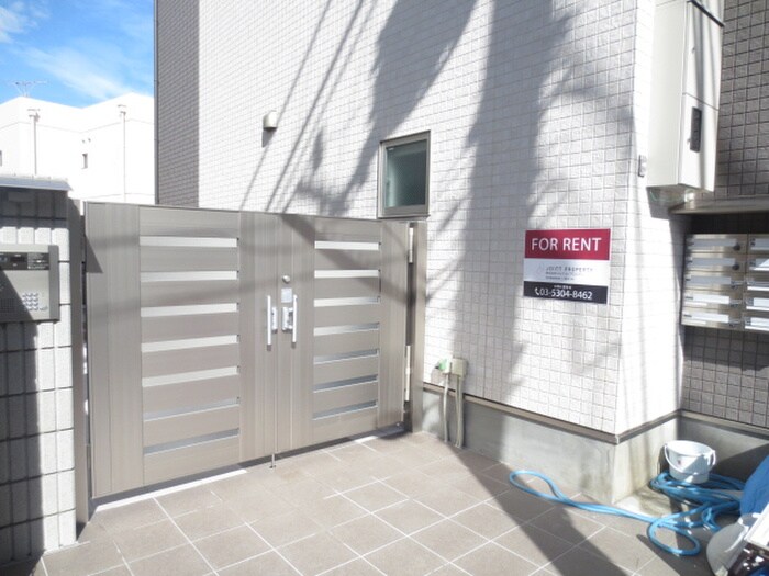 物件外観写真2　(エントランス部分)
