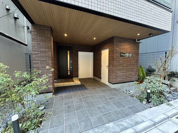 物件外観写真2　(エントランス部分)