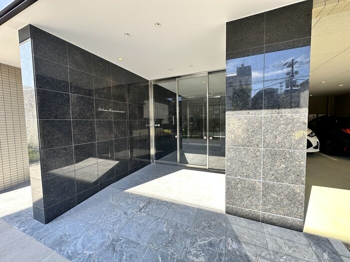 物件外観写真2　(エントランス部分)