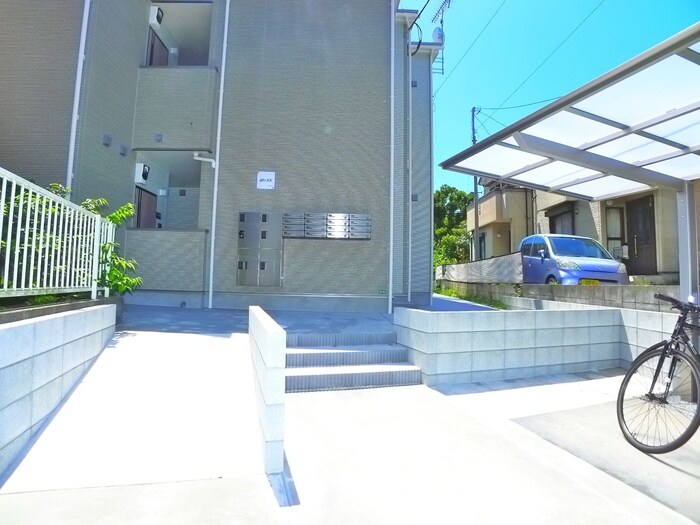 物件外観写真3　(エントランス部分)