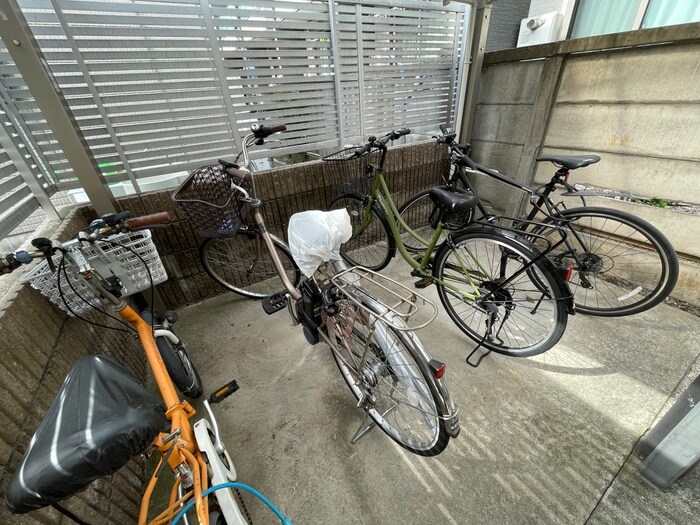 物件外観写真3　(駐輪場)