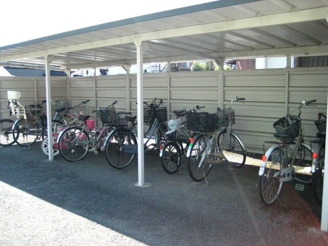 物件外観写真3　(駐輪場)