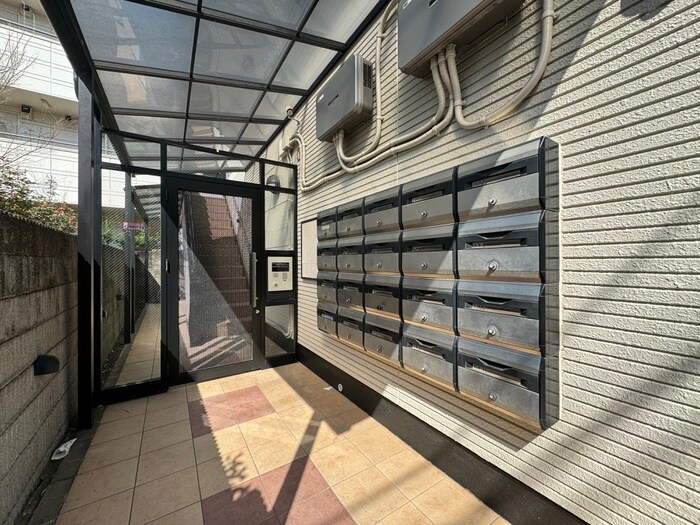 物件外観写真3　(エントランス部分)