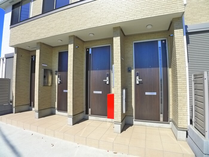 物件外観写真6　(エントランス部分)