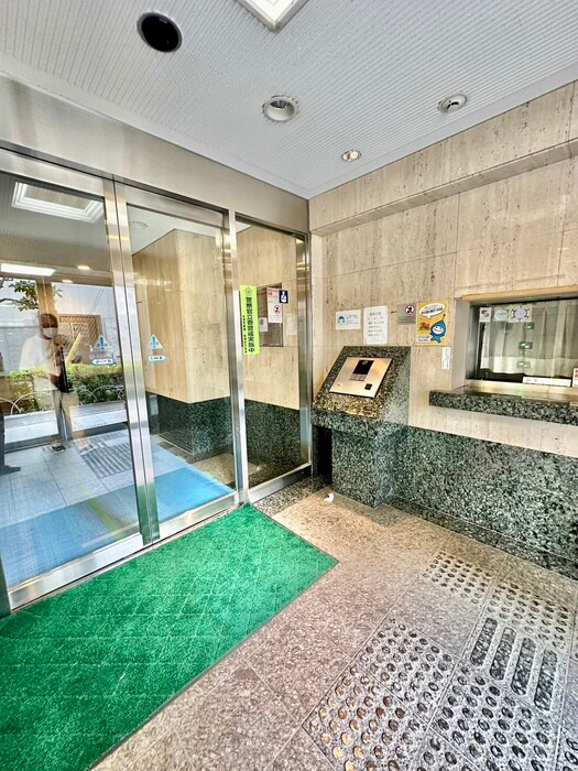 物件外観写真2　(エントランス部分)