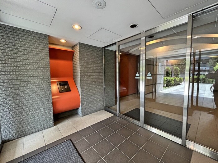 物件外観写真2　(エントランス部分)