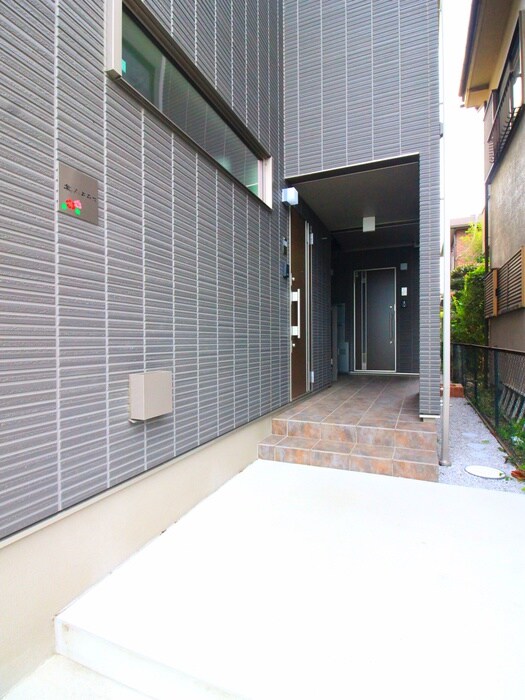 物件外観写真2　(エントランス部分)