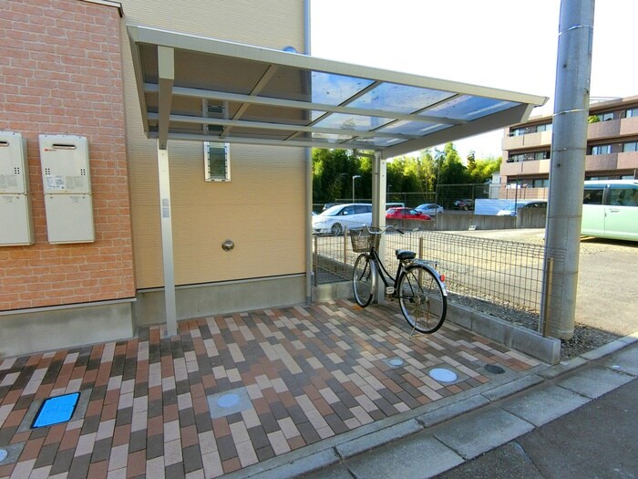 物件外観写真4　(駐輪場)