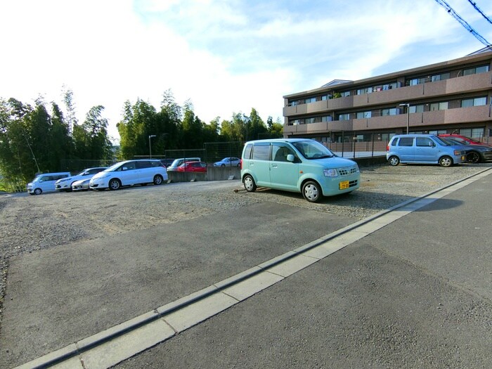 物件外観写真6　(駐車場)