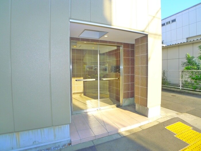 物件外観写真2　(エントランス部分)