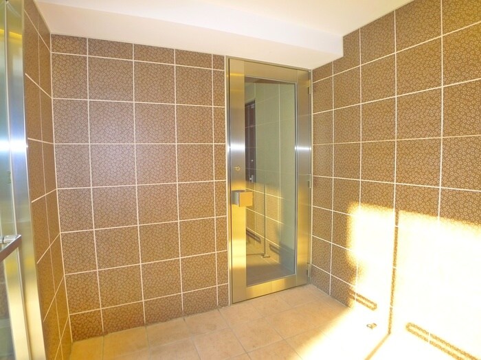 物件外観写真4　(エントランス部分)