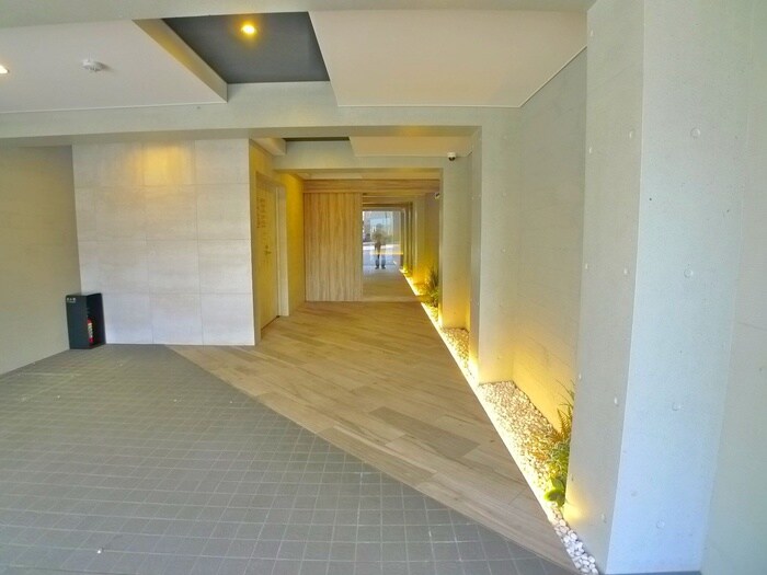 物件外観写真5　(エントランス部分)