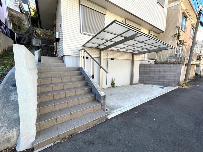 物件外観写真2　(エントランス部分)