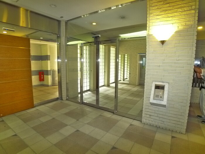 物件外観写真2　(エントランス部分)