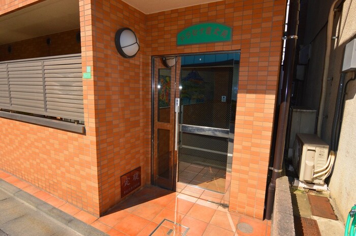 物件外観写真2　(エントランス部分)