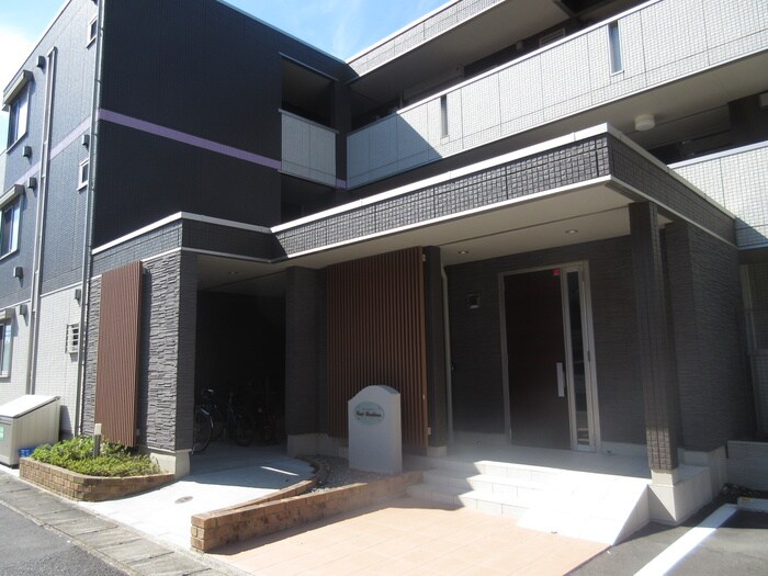 物件外観写真2　(エントランス部分)