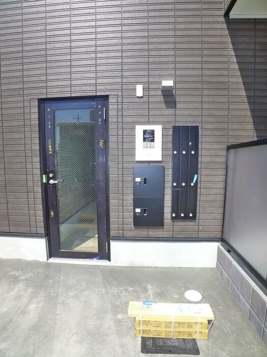 物件外観写真4　(エントランス部分)