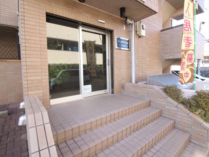 物件外観写真6　(エントランス部分)
