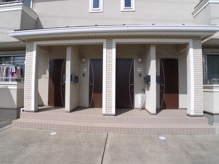 物件外観写真2　(エントランス部分)
