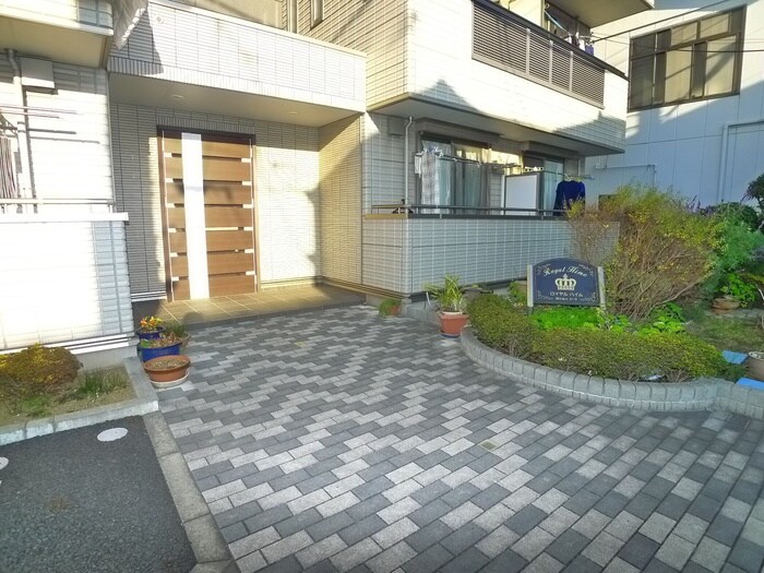 物件外観写真3　(エントランス部分)