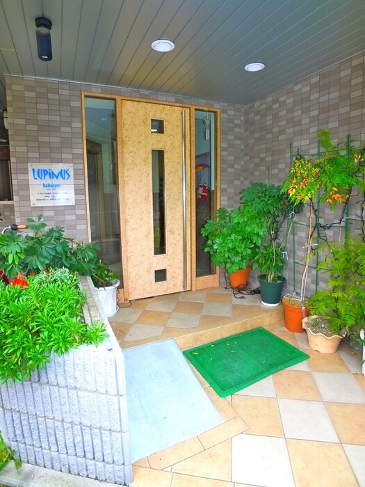 物件外観写真2　(エントランス部分)