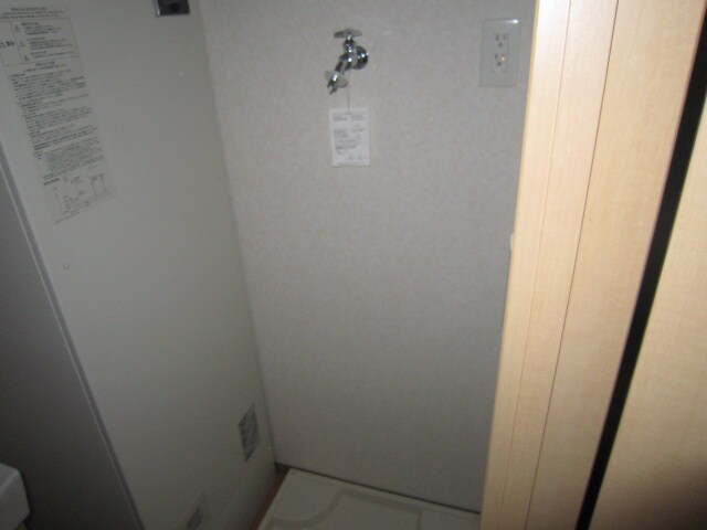 物件内観写真12　(洗濯機置場)