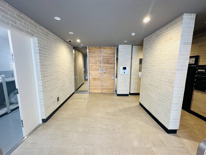 物件外観写真3　(エントランス部分)