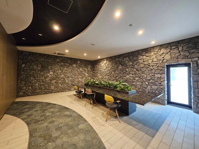 物件外観写真6　(エントランス部分)